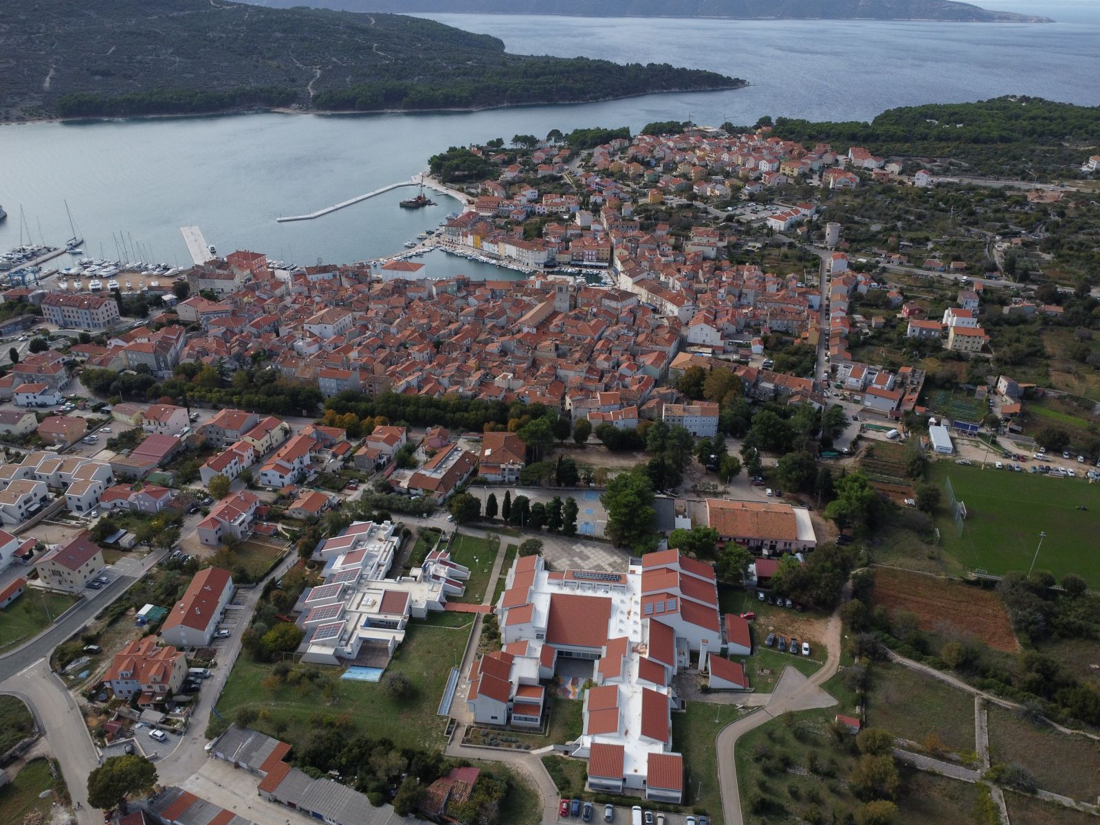 Ugradili smo solarnu elektranu na dječji vrtić u Cresu: Još jedan korak prema energetskoj tranziciji Ugradili smo solarnu elektranu na dječji vrtić u Cresu: Još jedan korak prema energetskoj tranziciji